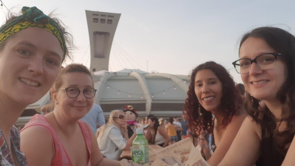 Quatre femmes installées devant le Stade olympique.