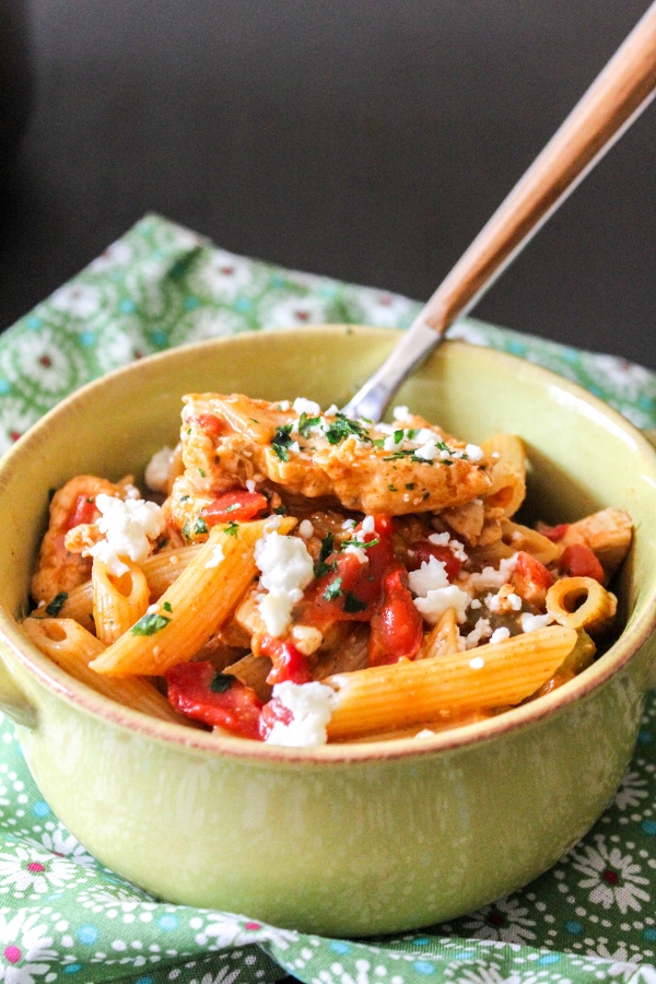 Loaded with tender chicken, lots of veggies, and a flavorful sauce, this one pan Chicken Fajita Pasta is incredibly delicious and super simple to make!