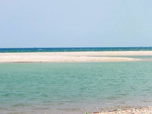 Làn nước trong xanh, bãi cát trắng mịn tại biển Suối Ồ
