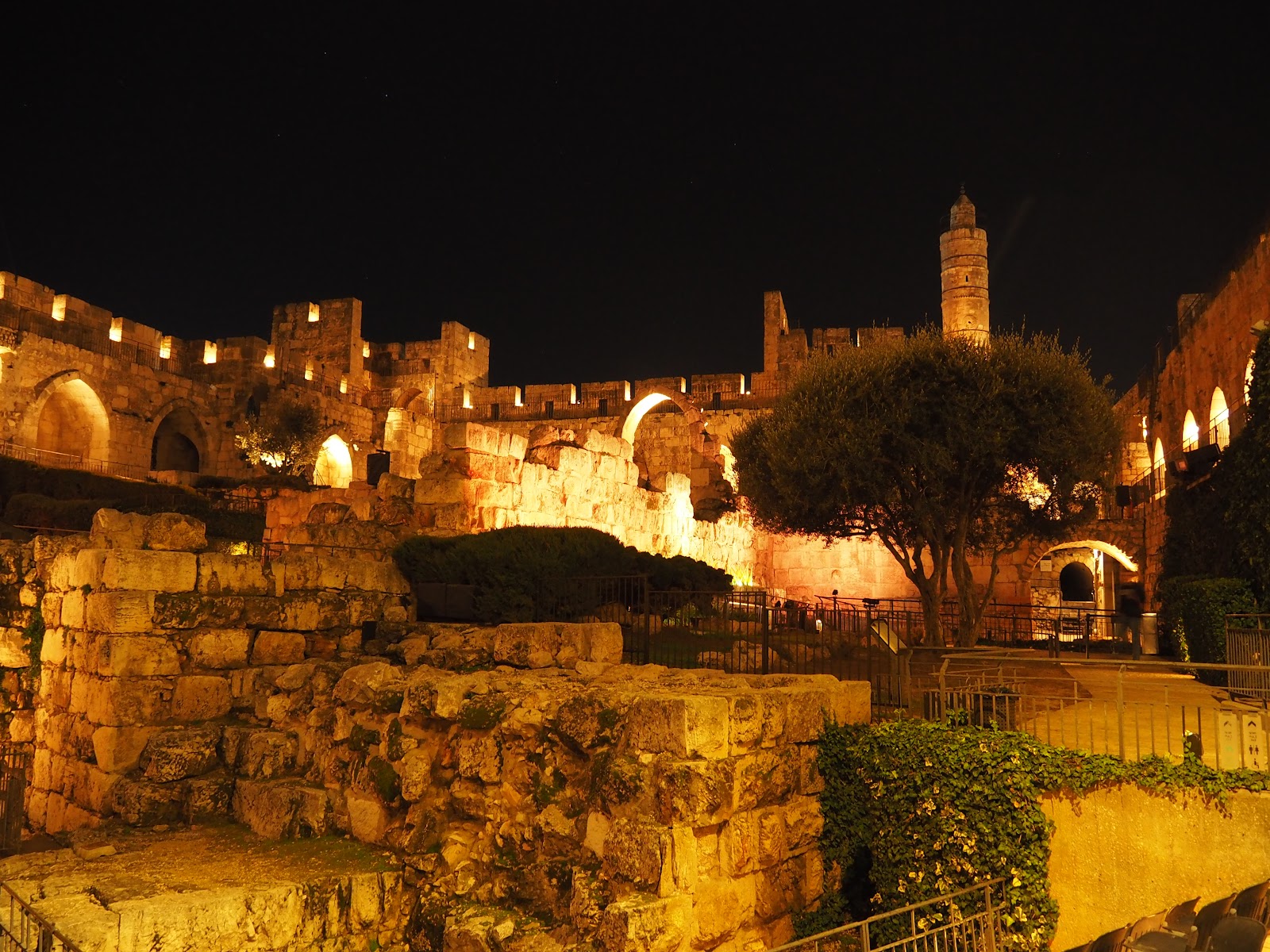 夜のロマンチックイベント ダビデの塔