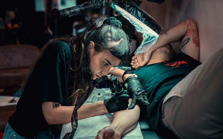 นิยามของงาน Hand Poke กับช่างสักสาว KASSANDRA BRAIN (แคสซี่)