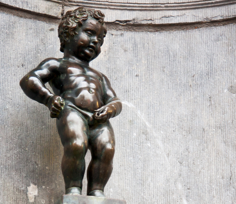 urinating-statue