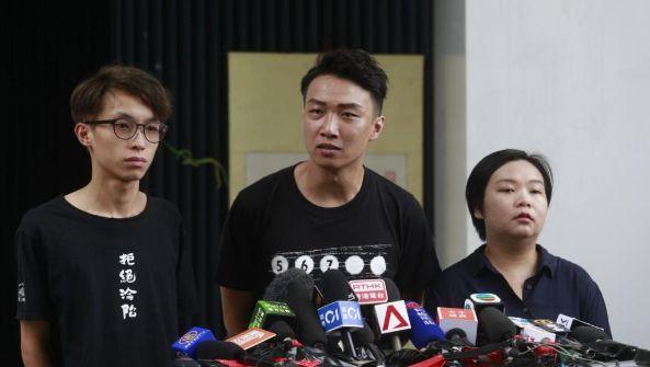 港民阵召集人岑子杰街头遭铁锤袭击送医急救