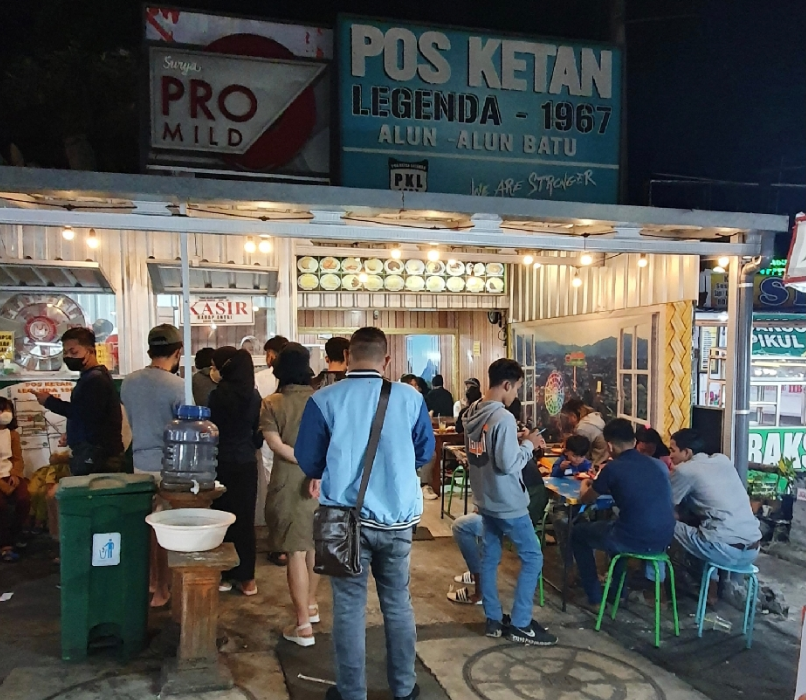 Pos Ketan Legenda 1967 jadi destinasi kuliner malam yang selalu ramai pengunjung. (Sumber: Google Maps - Pos Ketan Legenda 1967)