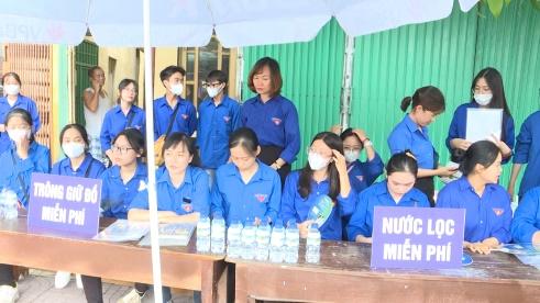Đoàn phường Bích Đào thực hiện Chương trình “Tiếp sức mùa thi” tại điểm thi trường THPT Đinh Tiên Hoàng
