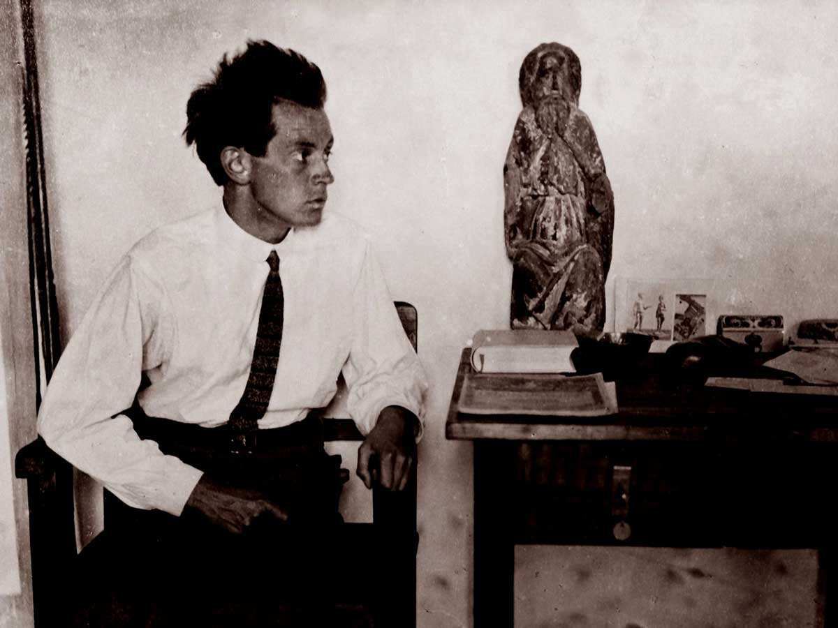 photograph schiele at desk