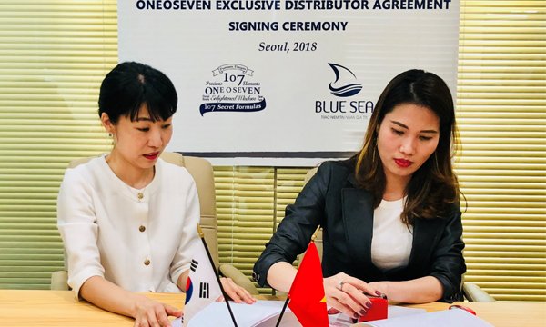 Lể ký kết hợp tác giữa 2 bên đại diện công ty BlueSea và hãng mỹ phẩm One Oseven.