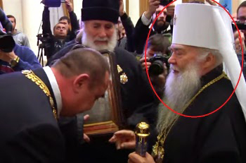 Митрополит Луганский и Старобельский Иоанникий благославляет Плотницкого "на царство"
