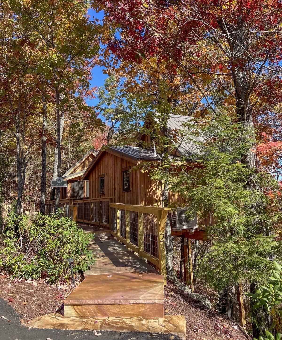The Green Ash - Spacious Gatlinburg Airbnb Treehouse for Large Groups in Treehouse Grove at Norton Creek
