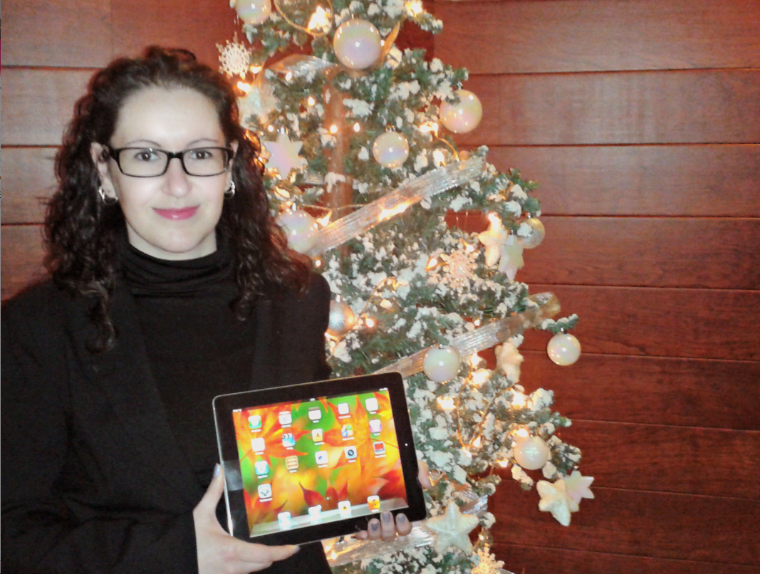 Eva posando con su nuevo Ipad
