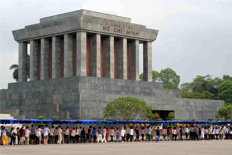Tourists are queuing to visit Ho Chi Minh Mausoleum