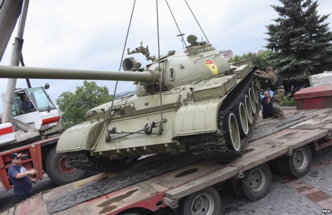 Пророссийские сепаратисты забирают танк из музея Второй мировой войны, 7 июля 2014 года