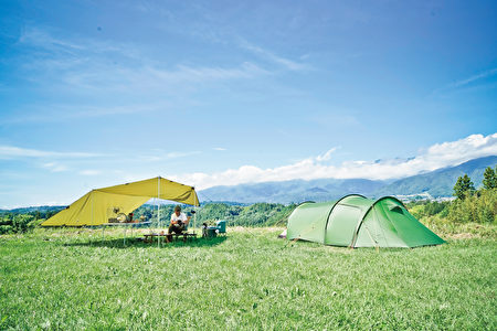 Các khu cắm trại ở chân đồi hoặc cao nguyên có tầm nhìn tuyệt vời, nhưng bạn nên dựng thêm mái che để tránh ánh nắng mạnh. (Ảnh: Advanced Publishing)