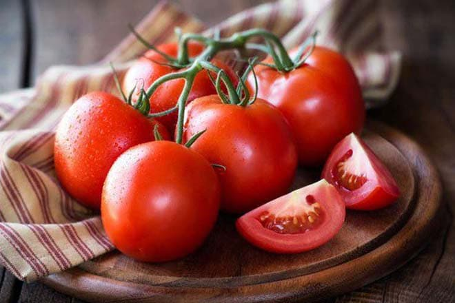 Cà chua có chứa các vitamin tốt cho làn da trong quá trình trị thâm.