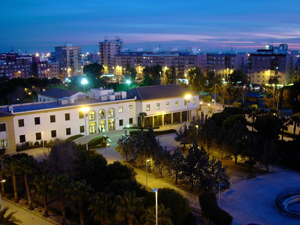 http://www.dondeviajamos.com/wp-content/uploads/2016/03/Antiguo-Sanatorio-AHM.-Centro-Civico.-Nocturno-de-Sagunto.-Foto-P.-Agudo-970x728.jpg
