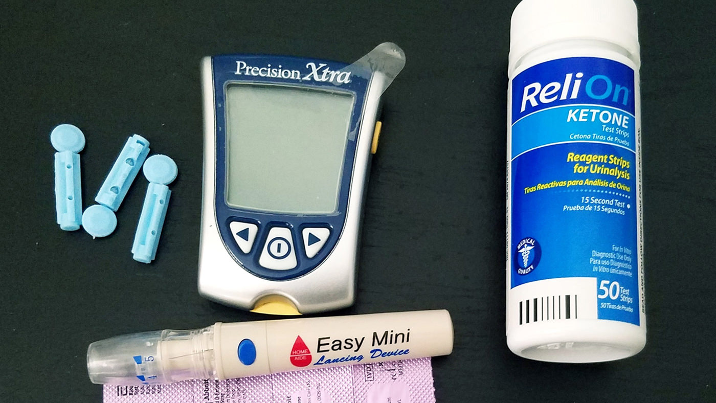 Blood ketone monitor kit to measure ketone levels