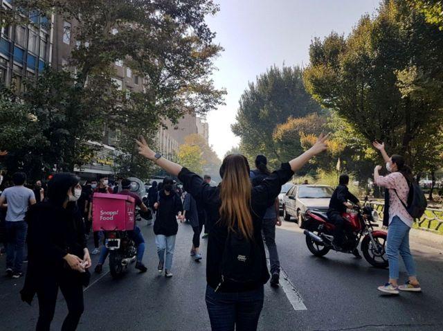 زنی بدون حجاب در جریان اعتراضات تهران