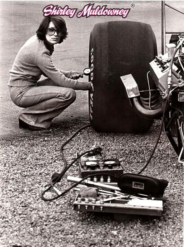 D:\Documenti\posts\posts\Women and motorsport\foto Shirley\Shirley checking the tires .jpg