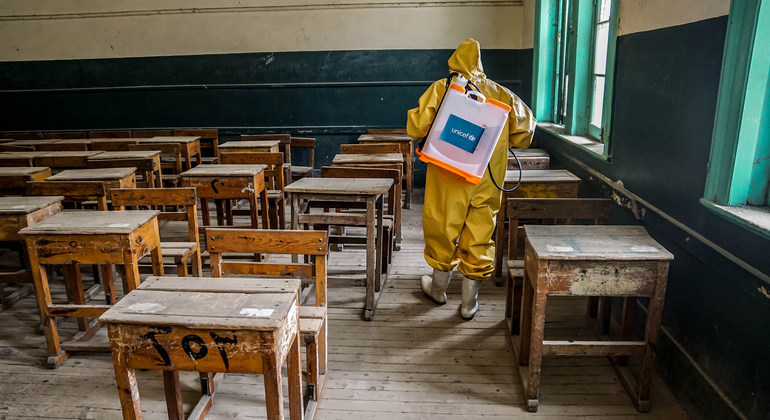 Un salón de clases es desinfectado en Egipto, cuando las escuelas se preparan para reabrir durante la pandemia.