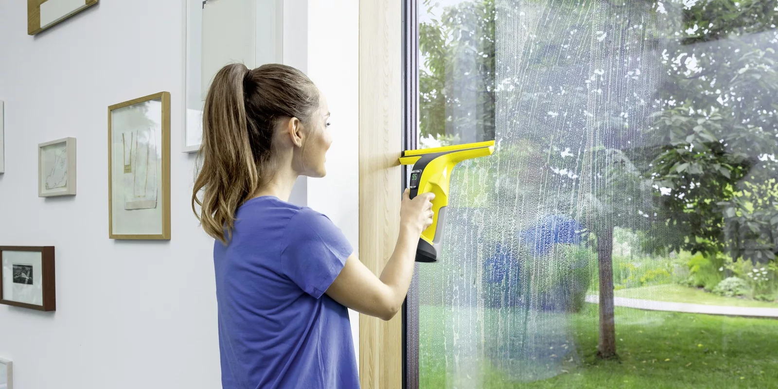 Чем лучше мыть окна. Для мойки окон приспособления. Мытье окон. Чистые окна. Мойка окон в квартире.