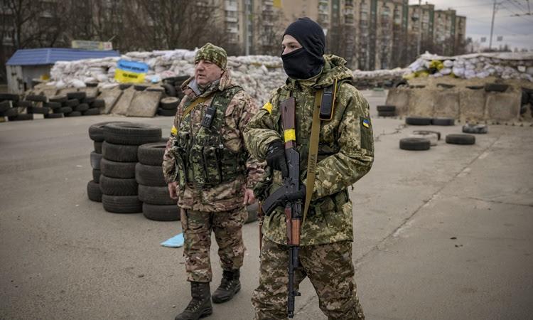 Các binh sĩ Ukraine đứng gác trên một con đường chính ở thủ đô Kiev, Ukraine, ngày 7/3. Ảnh: AP.