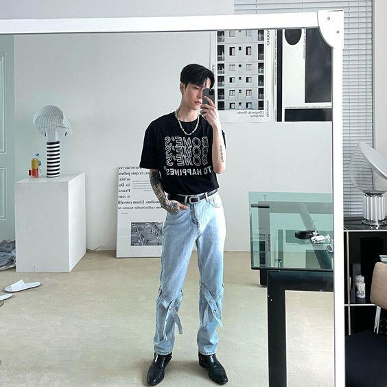 Cách phối áo thun oversize nam? Thử phối với quần jean phá cách để thêm trẻ trung, hiện đại