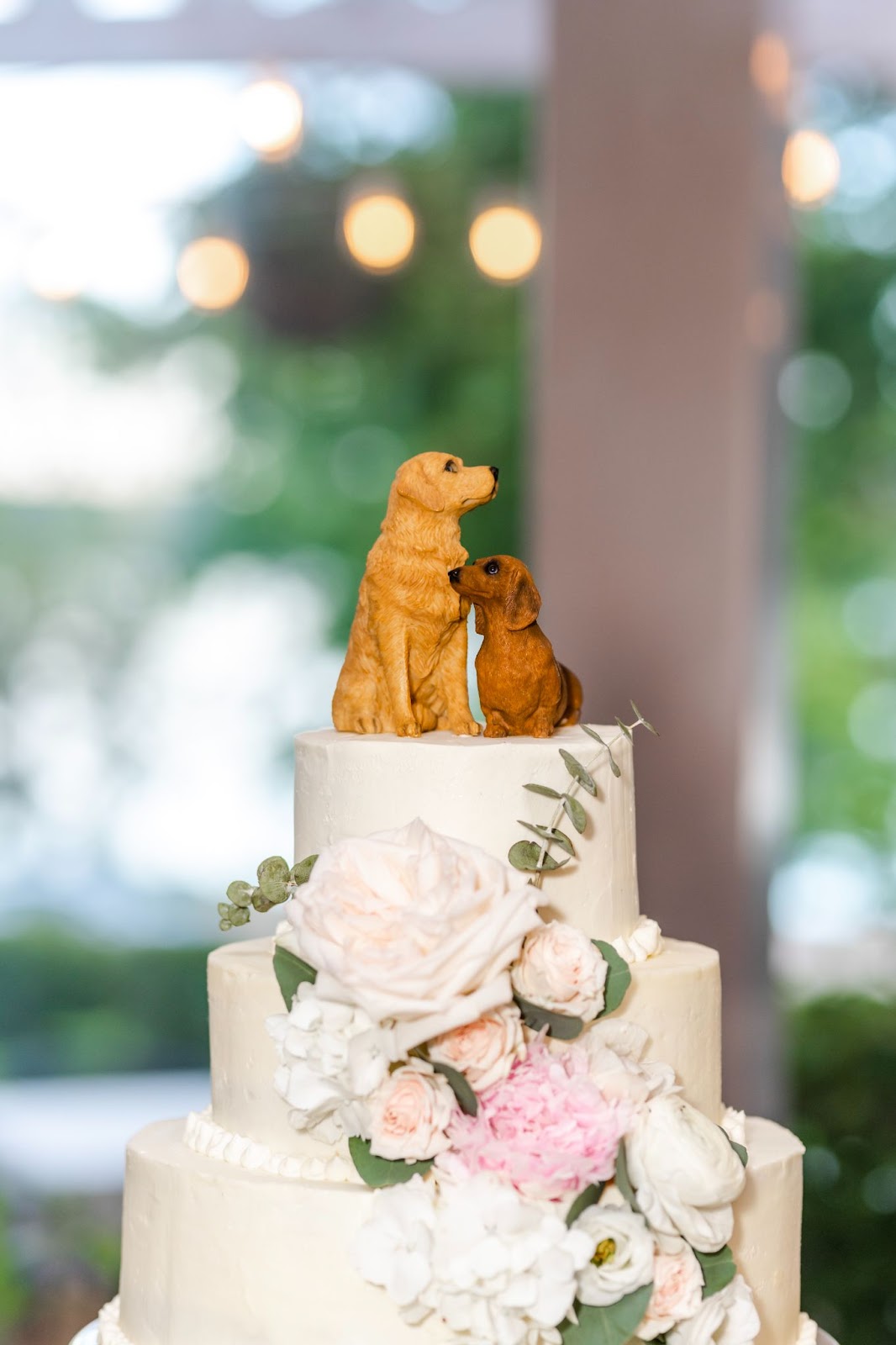 dog figurines used as cake topper