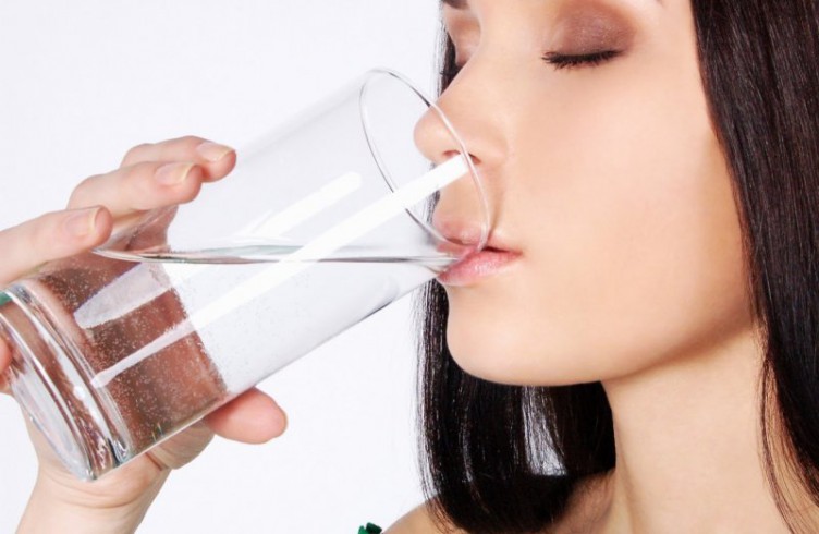 Uống nhiều nước- thói quen chữa bệnh trĩ tại nhà