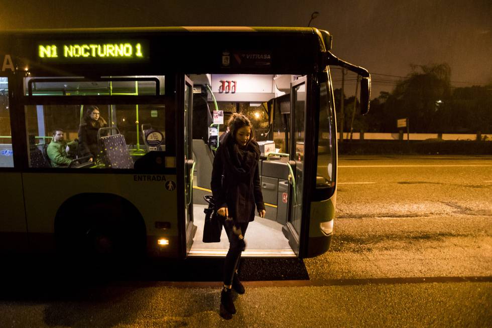 Una joven usa el nuevo sistema de parada solicitada en el bus nocturno de Vigo.