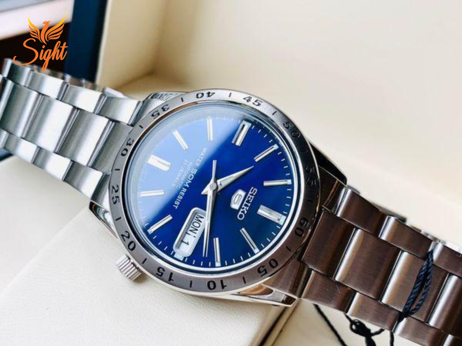 Đồng hồ Seiko SNKD99K1S có dây đeo và vỏ bằng thép không gỉ