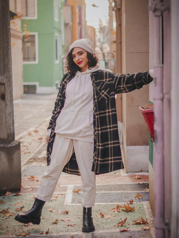 menina na rua, posando pra câmera e vestindo roupas estilo twee style mas com uma pegada mais despojada