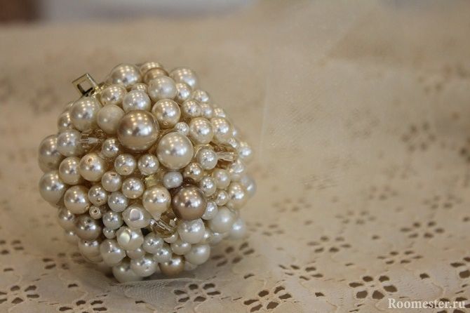 Beautiful and unusual decor of Christmas balls - the best ideas with photo 9