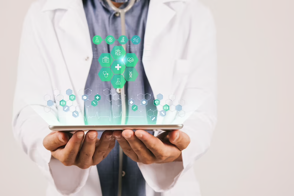 O que é healthtech: médico segurando tablet com símbolos sendo projetados