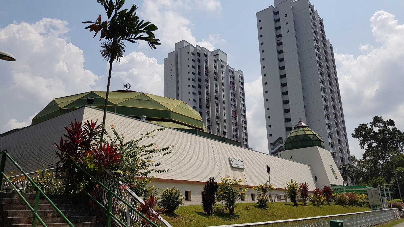 Masjid Darussalam provides free ice cream after Terawih