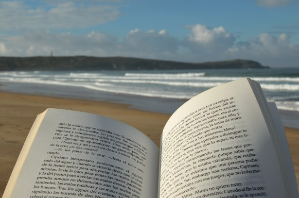 un livre à la plage