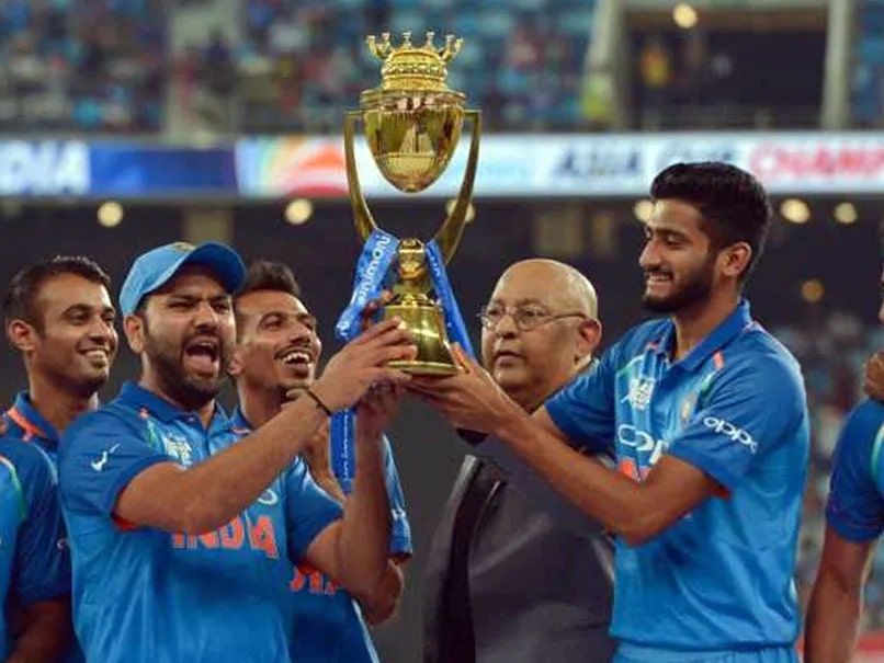 Rohit and the team lifting 2018 Asia Cup trophy