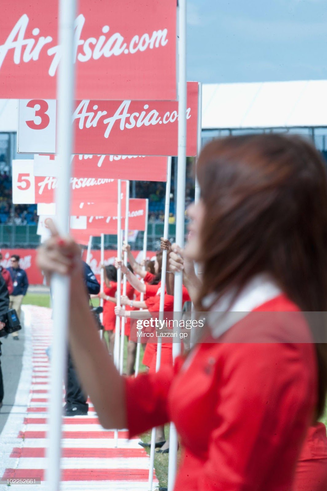 D:\Documenti\posts\posts\Women and motorsport\foto\Getty e altre\the-girls-pose-on-the-grid-and-sign-the-rows-before-the-motogp-race-picture-id102252661.jpg