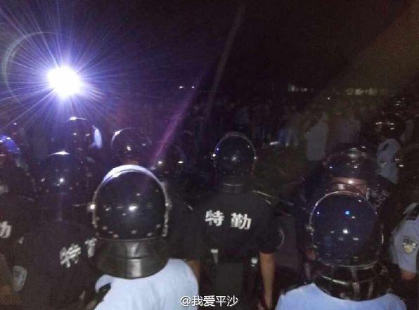 广东珠海数百村民围攻污染工厂与警对峙千人围观