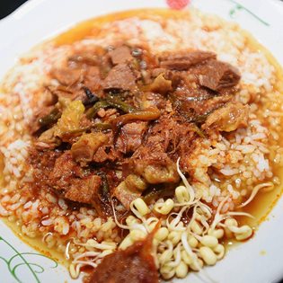 Nasi Rawon di Rumah Makan 17 Agustus di Sumenep, Sabtu, (5/3). sejumlah menu masakan di rumah makan tersebut merupakan menu makanan peranakan dengan resep dari turun temurun.