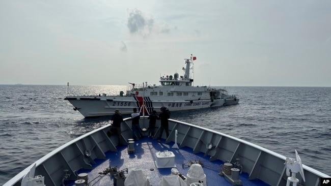 中国海警船在菲律宾近海的第二托马斯海滩（仁爱礁）海域阻拦菲律宾海岸警卫队巡逻船，相差只有几米距离。（2023年10月4日）