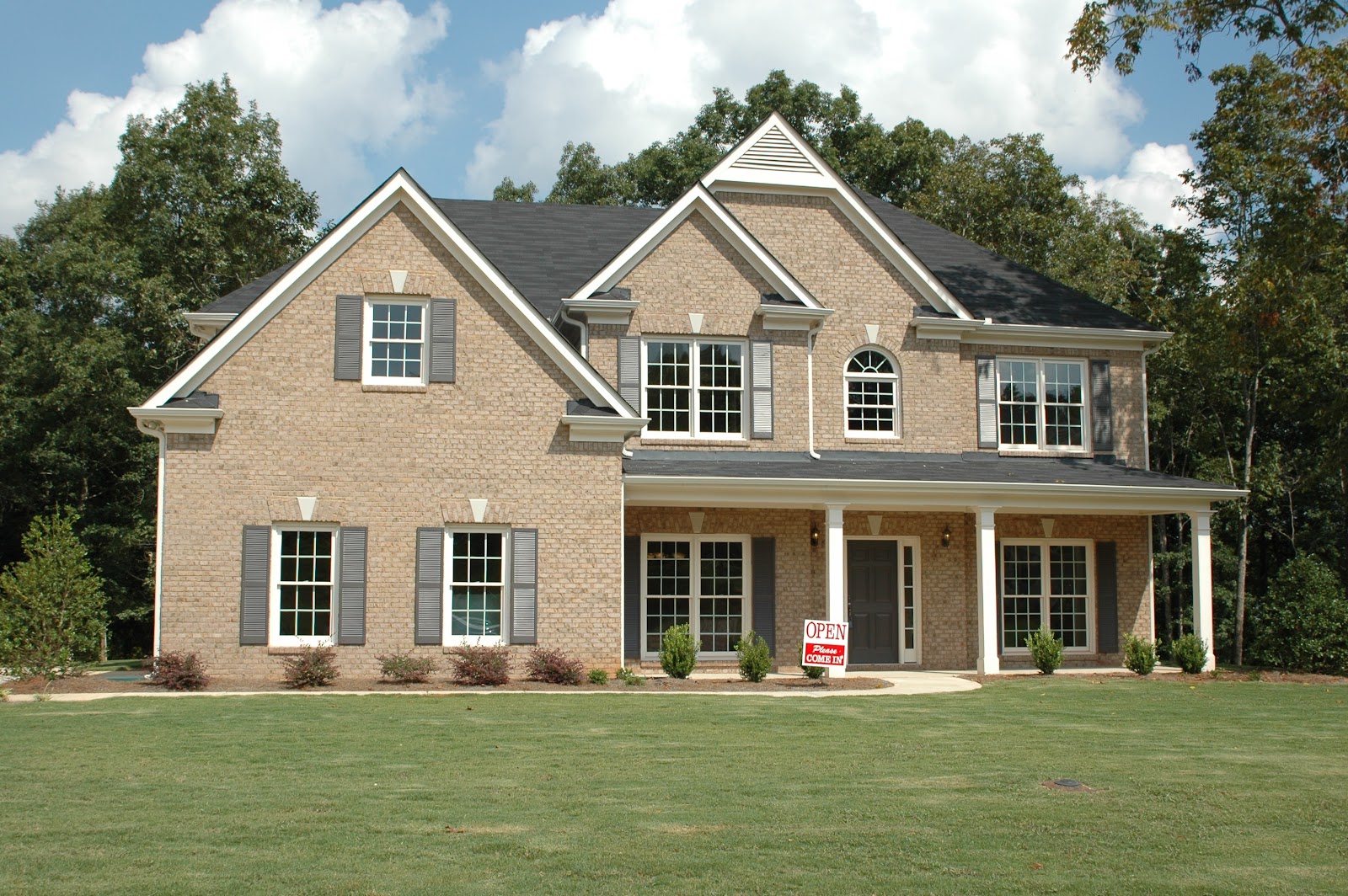 Gray 2 Storey House at Daytime · Free Stock Photo