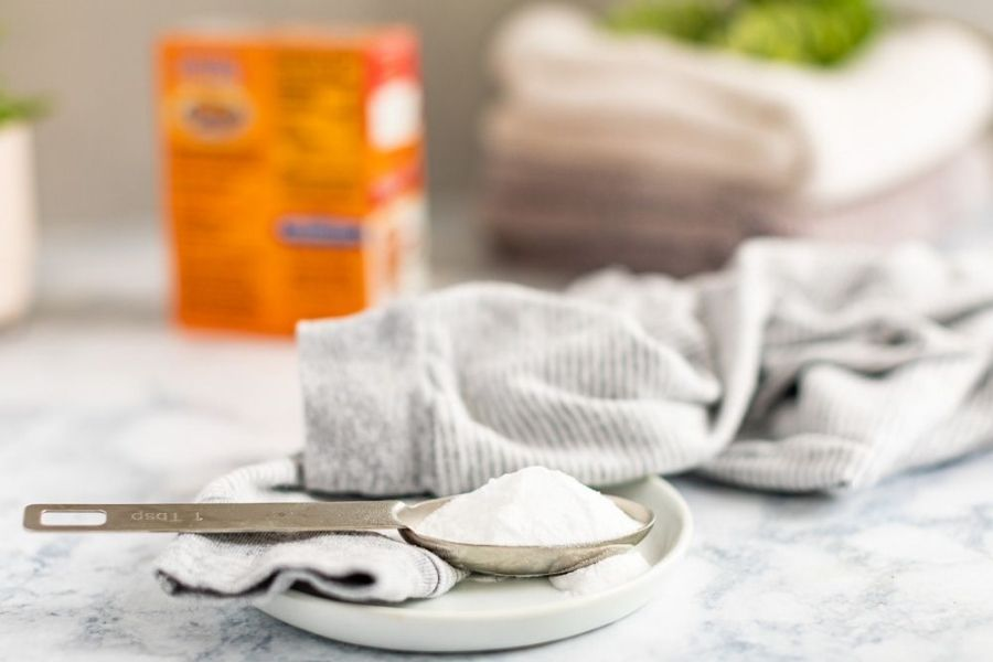 Baking soda giúp tẩy mốc quần áo