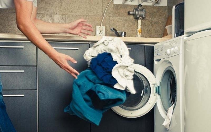Không kéo dây khóa quần trong lúc giặt quần áo