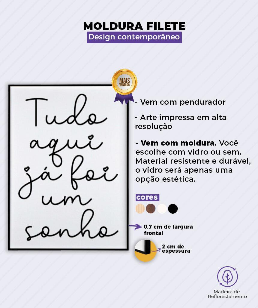 Moldura Filete é a queridinha de 2021, ela traz um aspecto moderno e contemporâneo. Quando vista de frente, é bem fina dando mais delicadeza e valorizando mais a arte.  Sua dimensão é: 0,7 cm de largura frontal e de lado possui uma profundidade de  2 cm de espessura.  Ah, e um detalhe: O pôster com moldura filete fica 0,7 cm maior de cada lado. Por Exemplo: O tamanho 50x70cm com a moldura filete fica 51,4x71,4cm. 