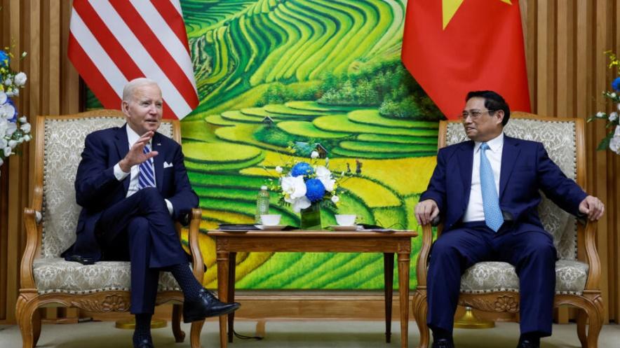 Thủ tướng Việt Nam Phạm Minh Chính (P) tiếp tổng thống Mỹ Joe Biden, tại Hà Nội, Việt Nam, ngày 11/09/2023.