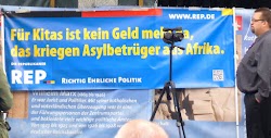 REP-Plakat: »Für Kitas ist kein Geld mehr da, das kriegen Asylbetrüger aus Afrika.«.