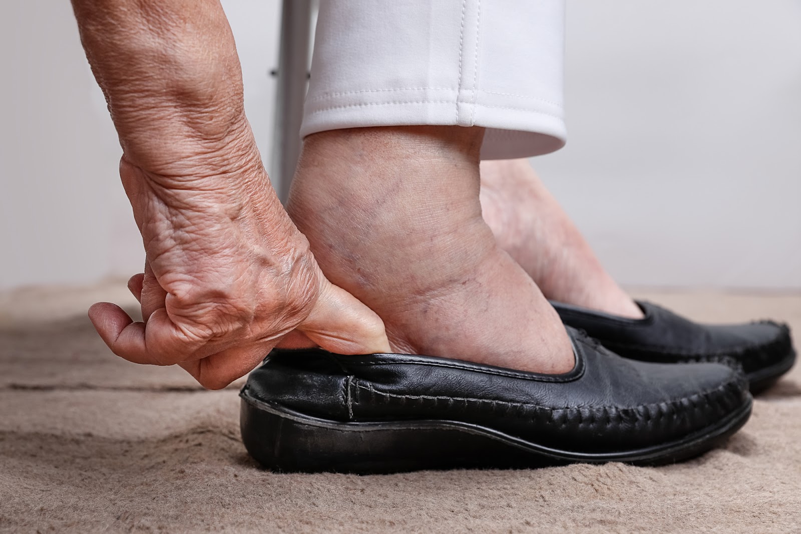 wide slippers for swollen feet