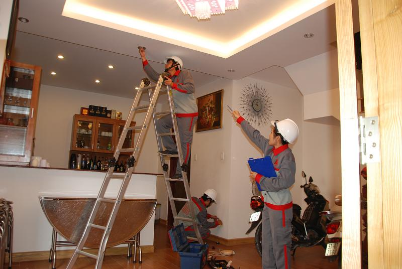 Nên lắp đặt camera giám sát có độ cao thích hợp để đảm bảo hình ảnh thu về rõ nét Nên lắp đặt camera giám sát có độ cao thích hợp để đảm bảo hình ảnh thu về rõ nét