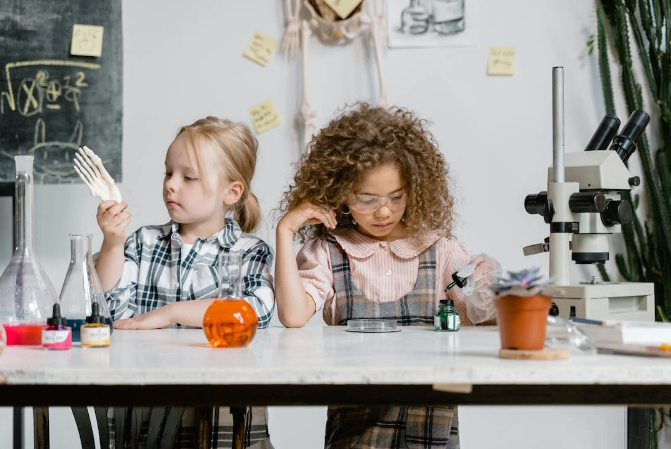 Students are experimenting in a science lab
