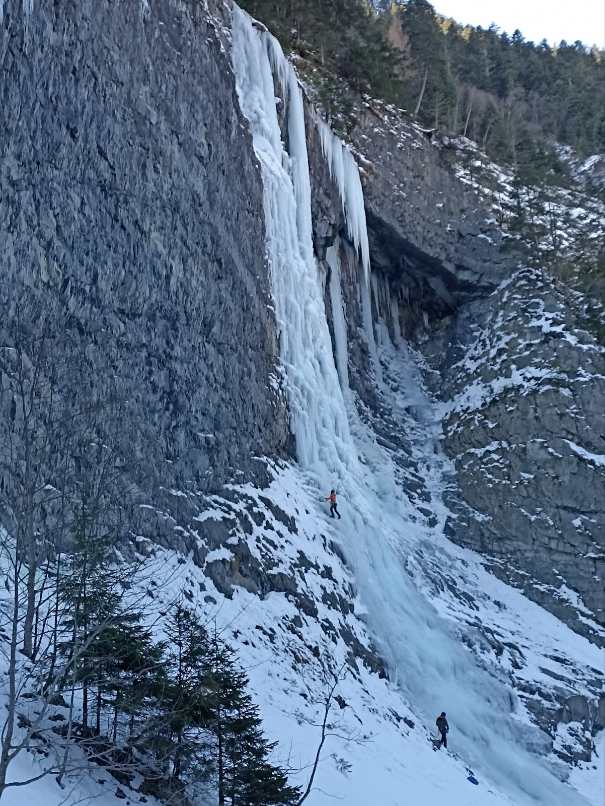 Les jeunes tapent du glaçon en Oisans